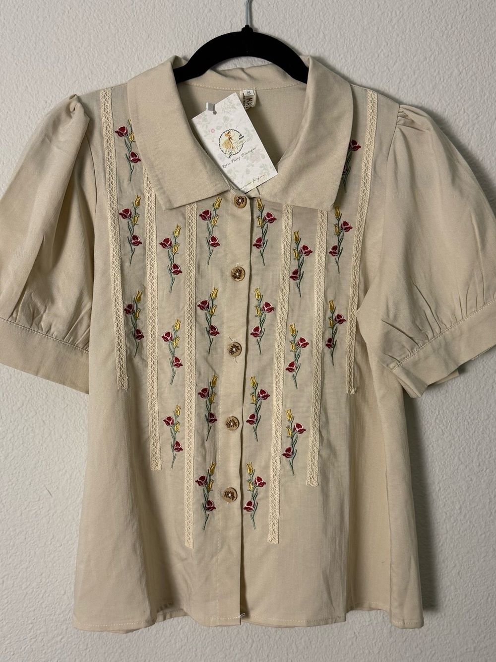 Retro New with Tags Embroidered Cream Button-Down Women’s Shirt